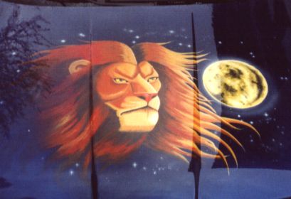 Die fertige Motorhaube, versiegelt mit Klarlack